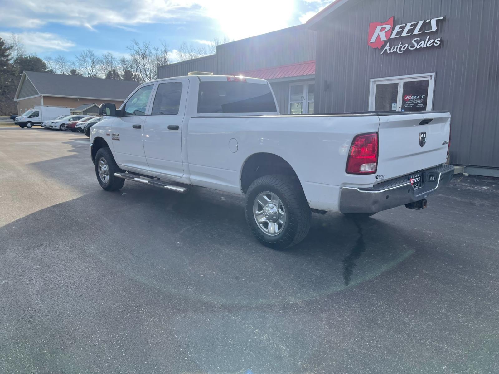 2018 White /Black RAM 3500 Tradesman Crew Cab 4WD (3C63R3GJ7JG) with an 6.4L V8 OHV 16V engine, 6A transmission, located at 11115 Chardon Rd. , Chardon, OH, 44024, (440) 214-9705, 41.580246, -81.241943 - This 2018 Ram 3500 Tradesman Crew Cab with a Long Bed, equipped with the robust 6.4L V8 HEMI engine paired with a 6-speed automatic transmission, offers significant hauling capabilities, featuring a towing capacity of up to 12,440 pounds and a payload capacity of 4,373 pounds. This model is well-sui - Photo #12